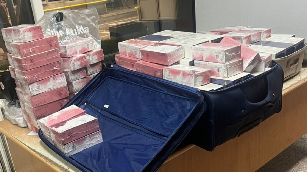 Carinici na Gradini zaplenili 230 pakovanja preparata za mršavljenje