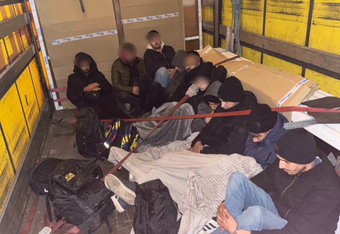 Sprečen nelegalni prelazak dve grupe migranata na graničnom prelazu Šid, uhapšeno 19 osoba