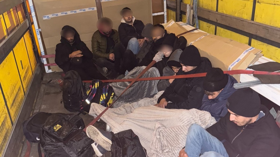 Sprečen nelegalni prelazak dve grupe migranata na graničnom prelazu Šid, uhapšeno 19 osoba