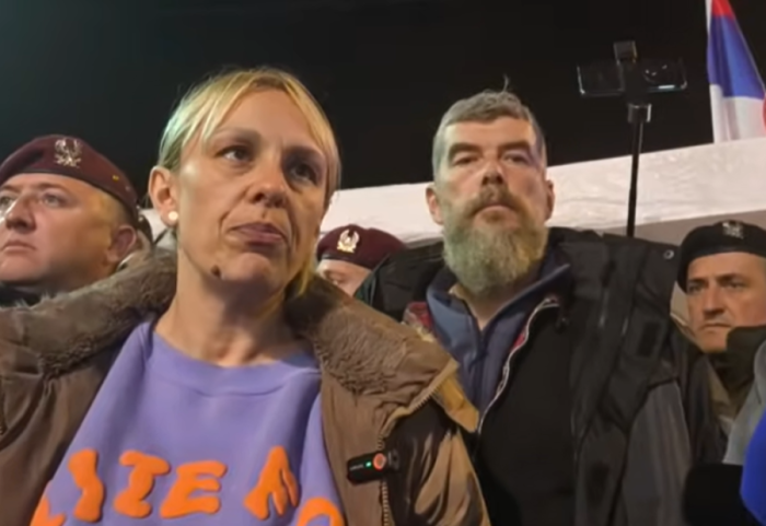 Dijana Hrka odlučila da prekine štrajk glađu, ali ostaje ispred Skupštine Srbije