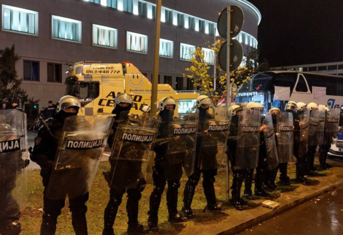 Napeto u Novom Sadu: Građani pokušavaju da spreče da Jaćimovićev autobus bude odvučen, policija okružila vozilo