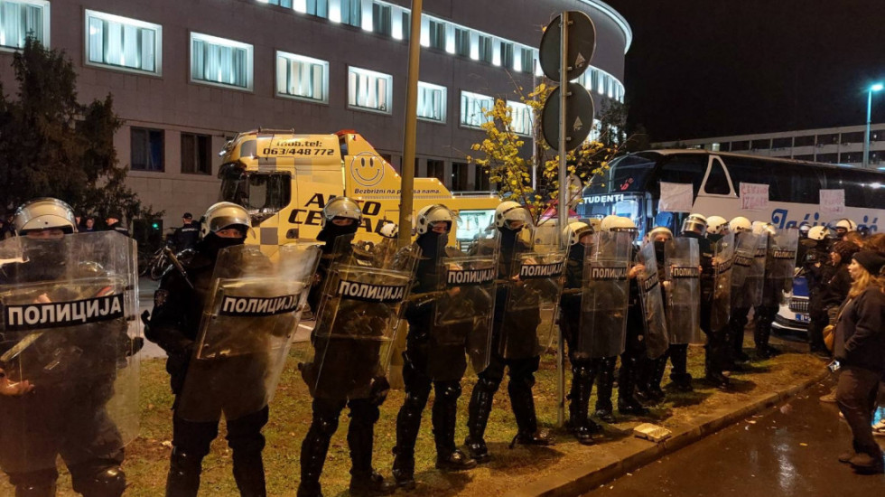 Napeto u Novom Sadu: Građani pokušavali da spreče da Jaćimovićev autobus bude odvučen, policija potisnula okupljene