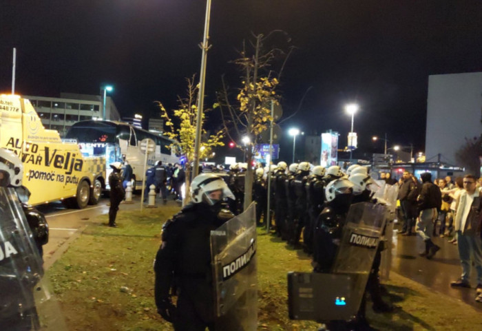 MUP: Policija ispred zgrade Vlade AP Vojvodine postupa u skladu sa zakonom, Jaćimovićev autobus nepropisno parkiran