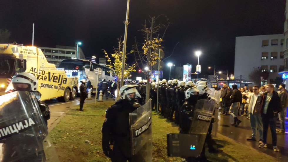 MUP: Policija ispred zgrade Vlade AP Vojvodine postupa u skladu sa zakonom, Jaćimovićev autobus nepropisno parkiran