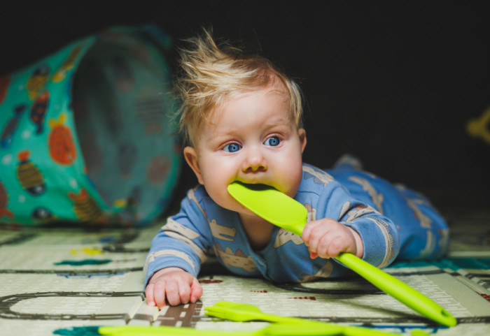 Roditelji brinu, a pedijatri objašnjavaju: Zašto bebe sve stavljaju u usta