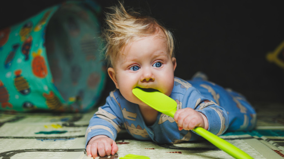 Roditelji brinu, a pedijatri objašnjavaju: Zašto bebe sve stavljaju u usta