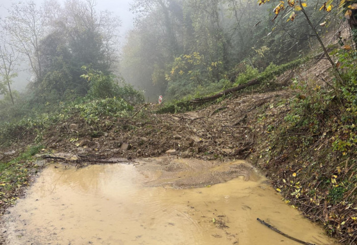 Poginulo 11 ljudi u klizištu na ostrvu Java: Strahuje se da su mnogi pod tonama blata, traga se za nestalima