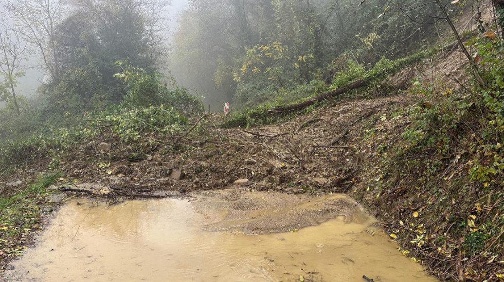 Poginulo 11 ljudi u klizištu na ostrvu Java: Strahuje se da su mnogi pod tonama blata, traga se za nestalima