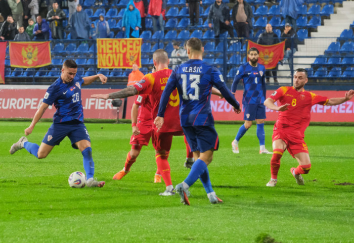 Hrvatski navijači u Podgorici skandirali "Ubij Srbina" i "Za dom spremni", publika ih nadjačala zvižducima