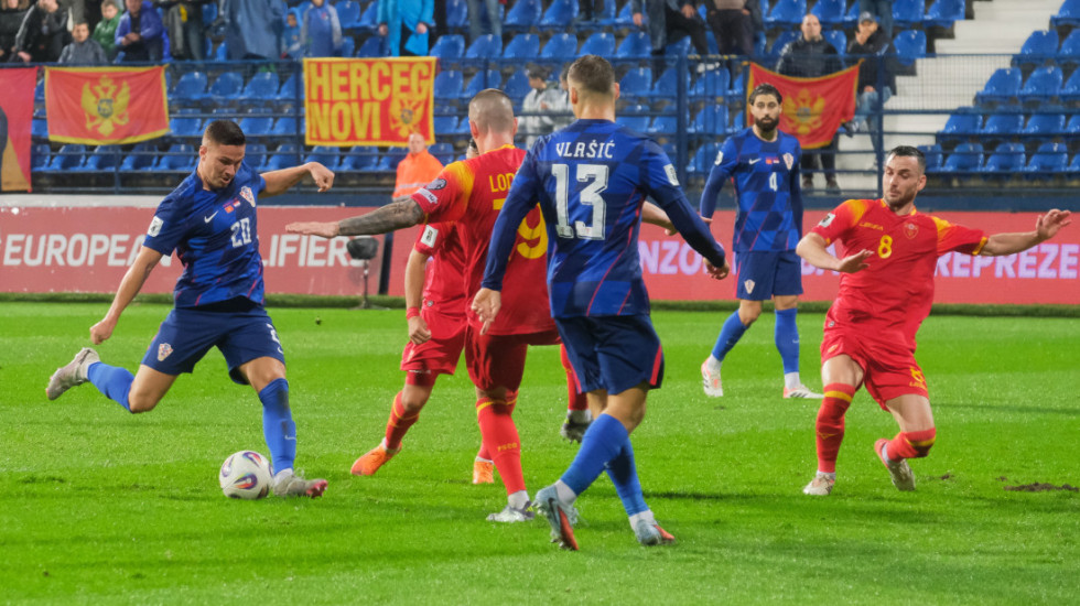 Hrvatski navijači u Podgorici skandirali "Ubij Srbina" i "Za dom spremni", publika ih nadjačala zvižducima