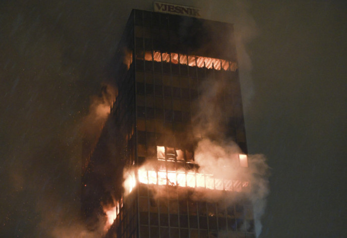 (FOTO/VIDEO) Gori Vjesnik: Veliki požar u zgradi poznate novinske kuće u Zagrebu