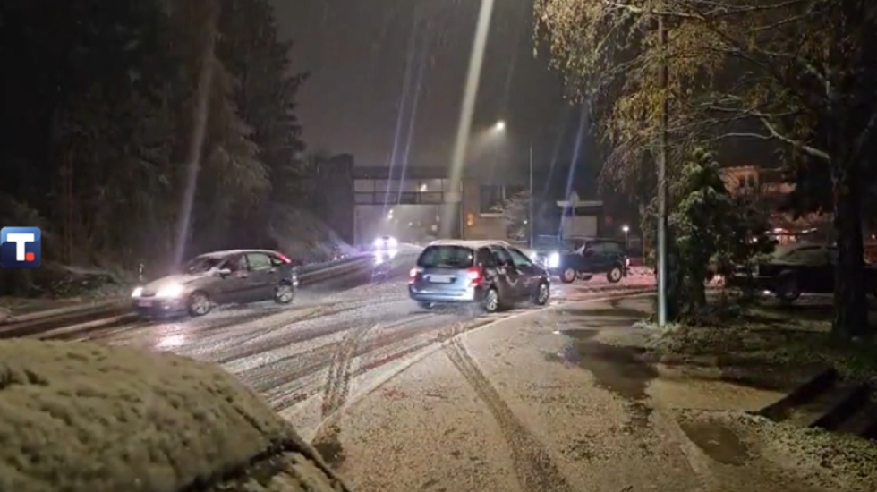 Zabeleo se Zlatiborski okrug: Kiša prešla u sneg, saobraćaj usporen, a "Putevi Srbije" apeluju na oprez