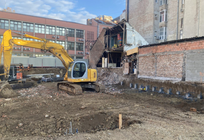 (FOTO) Obrušio se zid kuće pored gradilišta na Vračaru, nema povređenih