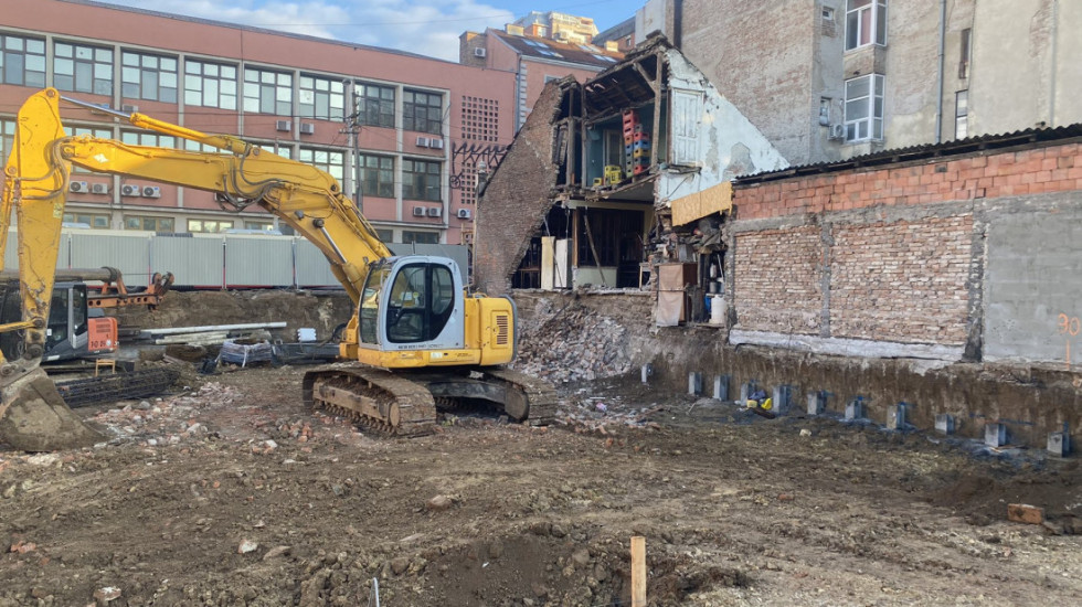 (FOTO) Obrušio se zid kuće pored gradilišta na Vračaru, nema povređenih