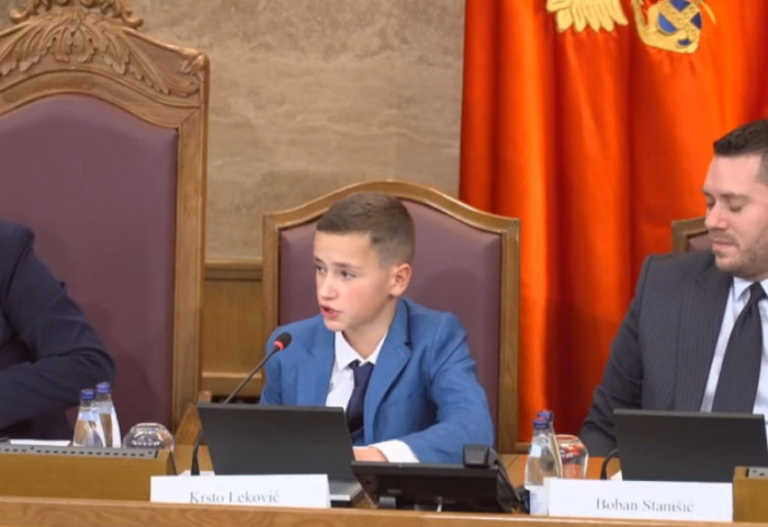 Dečak Krsto "ukrao šou" na Dečjem parlamentu u Crnoj Gori: "Nije lako održati red u razredu, a kamoli u Skupštini"