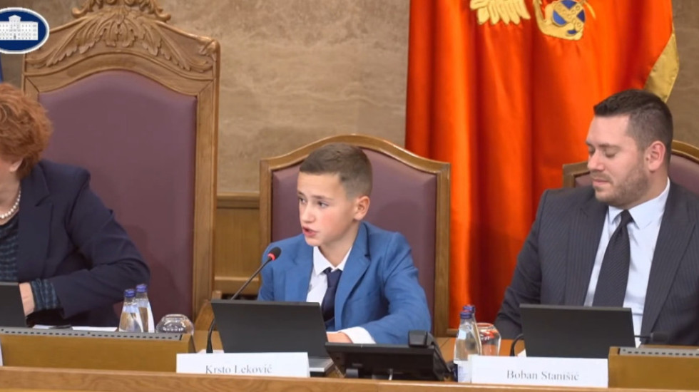 Dečak Krsto "ukrao šou" na Dečjem parlamentu u Crnoj Gori: "Nije lako održati red u razredu, a kamoli u Skupštini"
