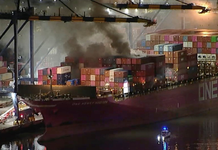Požar u luci Los Anđeles: Zapalio se teretni brod sa opasnim materijama, nema žrtava ni povređenih