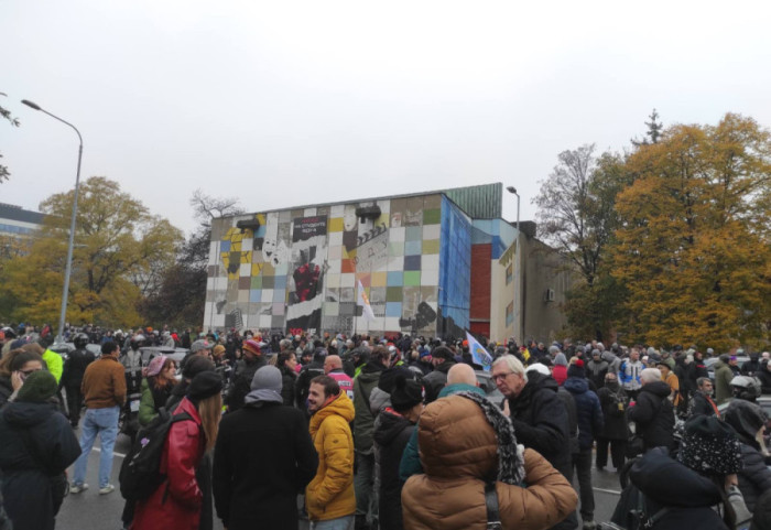 Počeo protest ispred FDU: Građani okupljeni na poziv studenata povodom godišnjice od početka blokada fakulteta