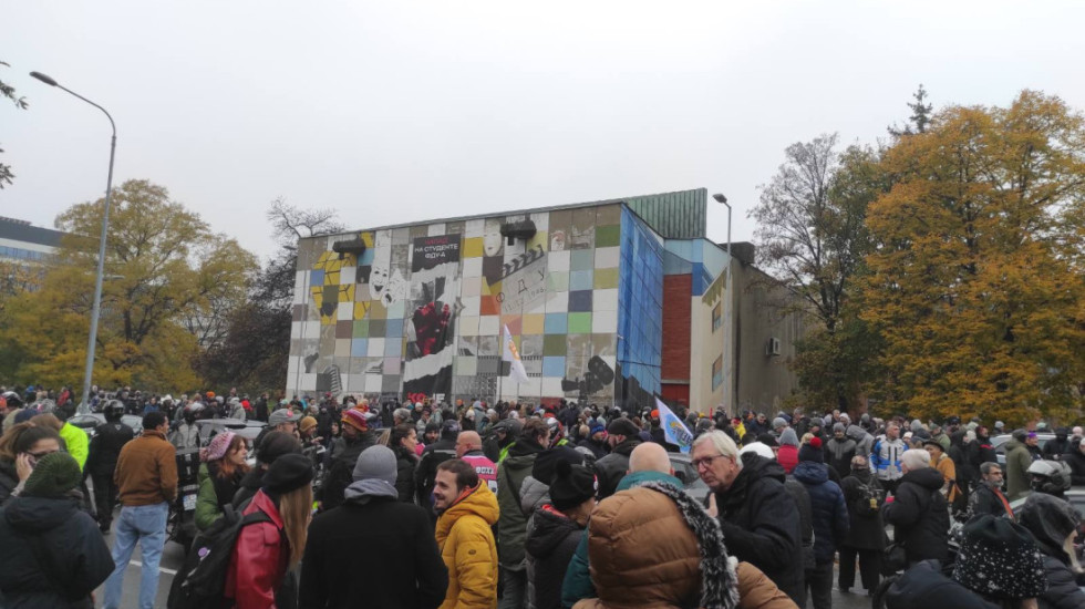 Protest ispred FDU: Građani okupljeni na poziv studenata povodom godišnjice od početka blokada fakulteta