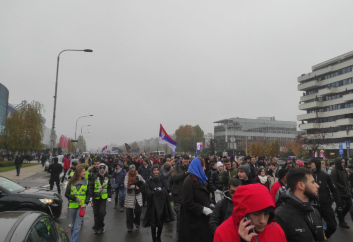 Protest ispred FDU: Okupljeni građani nakon 16-minutne tišine krenuli ka Opštini Novi Beograd