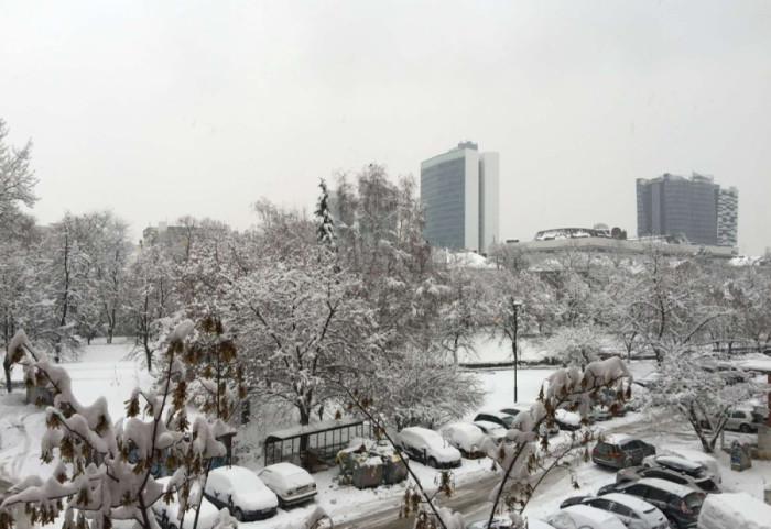 Sneg napadao u Sarajevu i Banjaluci: Obilne padavine izazvale probleme u saobraćaju
