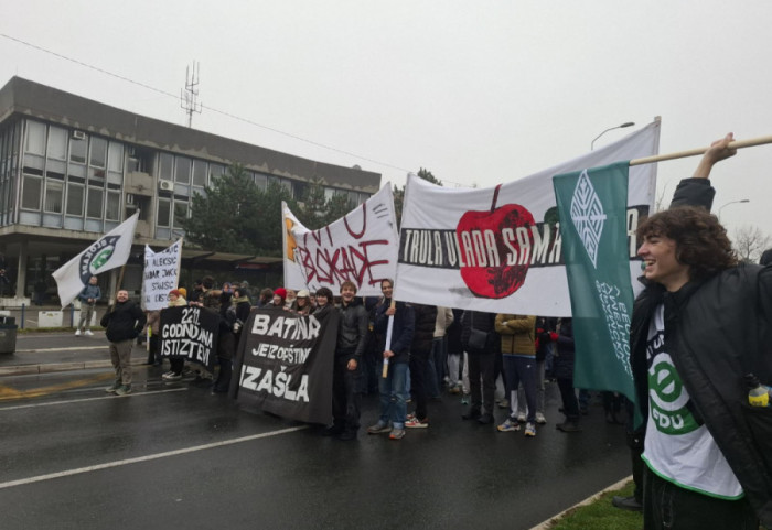 Protest "Godinu dana, isti zahtev": Nakon 16-minutne tišine ispred FDU građani stigli do Opštine Novi Beograd