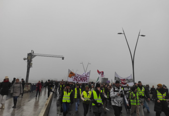 Protest "Godinu dana, isti zahtev": Građani od Opštine Novi Beograd preko Brankovog mosta pešače do Savskog trga
