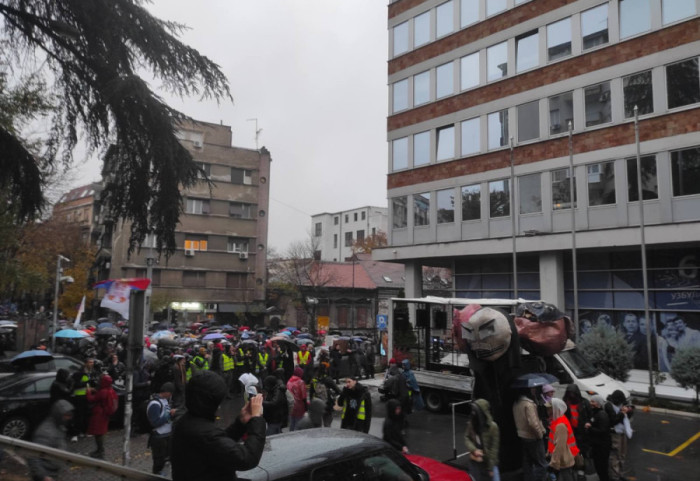 Protest "Godinu dana, isti zahtev": Šetnjom do RTS građani i studenti ukazali na godinu dana od napada ispred FDU