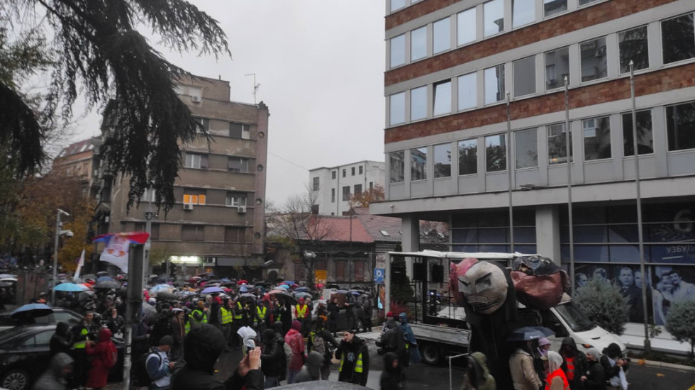 Protest "Godinu dana, isti zahtev": Šetnjom do RTS građani i studenti ukazali na godinu dana od napada ispred FDU