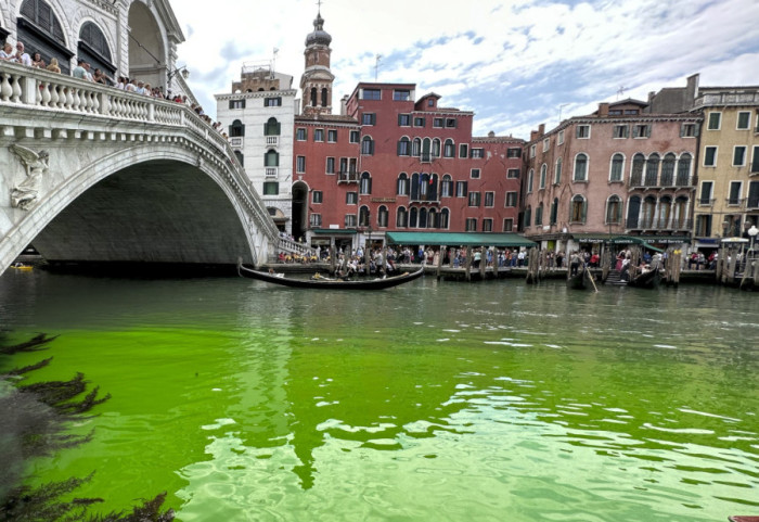 Aktivisti obojili u zeleno Veliki kanal u Veneciji: "Napad na srce našeg kulturnog nasleđa"