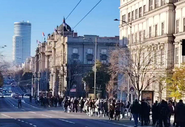 Roditelji i đaci Pete beogradske gimnazije ispred Ministarstva prosvete, traže prijem kod ministra