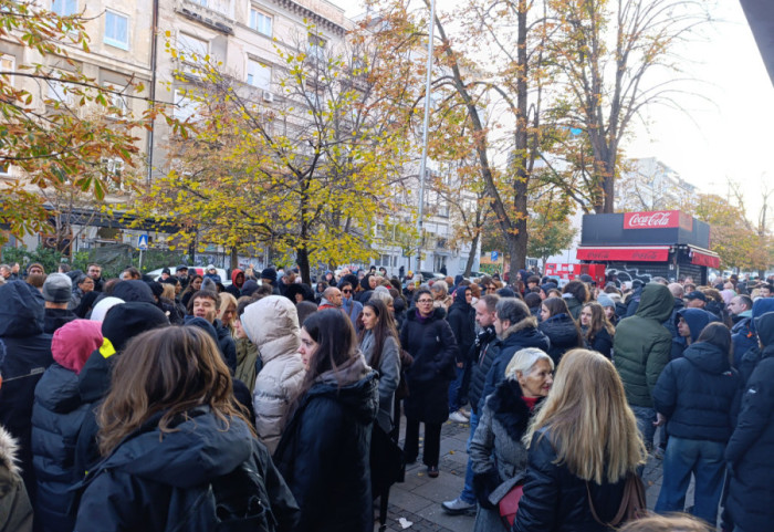 Roditelji i đaci Pete beogradske gimnazije ispred Ministarstva prosvete, traže prijem kod ministra