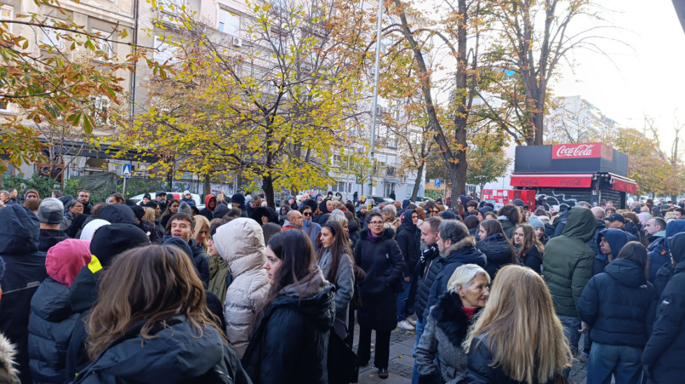 Roditelji i đaci Pete beogradske gimnazije ispred Ministarstva prosvete, traže prijem kod ministra