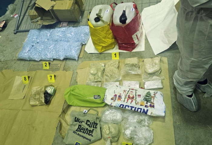 (FOTO) Hapšenje na Horgošu: Policija u šleperu pronašla drogu i više od 50.000 evra