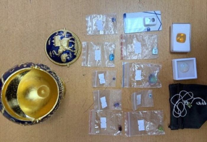 Sprečeno krijumčarenje na Horgošu: Carinicima rekli da nemaju šta da prijave, a u prtljagu imali poludrago kamenje