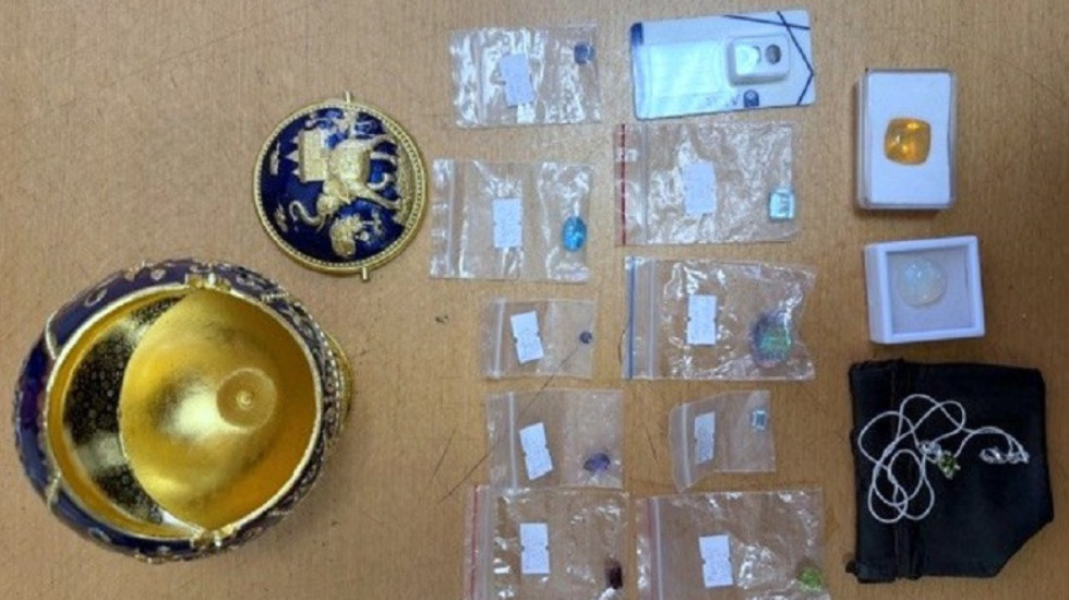 Sprečeno krijumčarenje na Horgošu: Carinicima rekli da nemaju šta da prijave, a u prtljagu imali poludrago kamenje