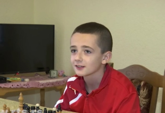 Bačena šahovska tabla petogodišnjem Stefanu postala omiljena igračka: Danas je u školi samo učitelj bolji od njega