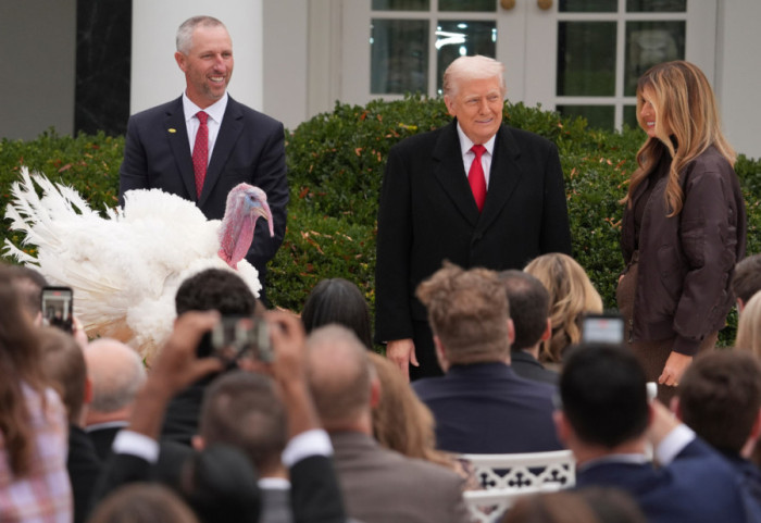 Tramp pomilovao dve ćurke uoči Dana zahvalnosti, u šali ih nazvao Nensi Pelosi i Čak Šumer