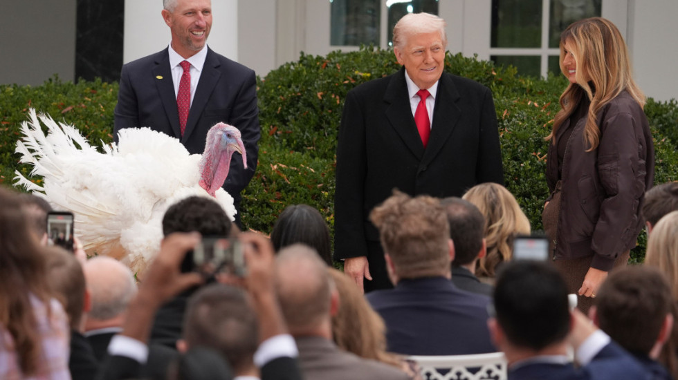 Tramp pomilovao dve ćurke uoči Dana zahvalnosti, u šali ih nazvao Nensi Pelosi i Čak Šumer