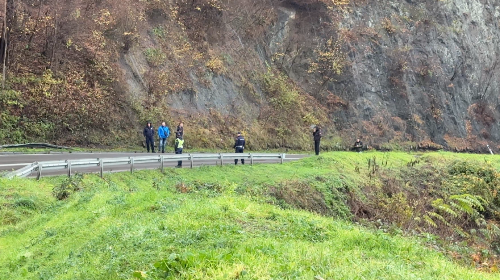 (VIDEO) Policija locirala automobil u jezeru Međuvršje kod Čačka, sledi izvlačenje vozila iz betonskog propusta
