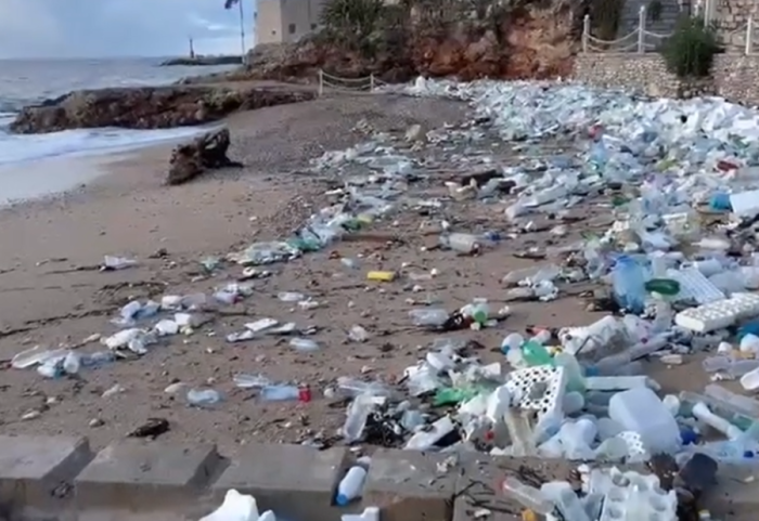 (VIDEO) Deo Dubrovnika zatrpan smećem: Jugo ga naneo većinom iz Albanije