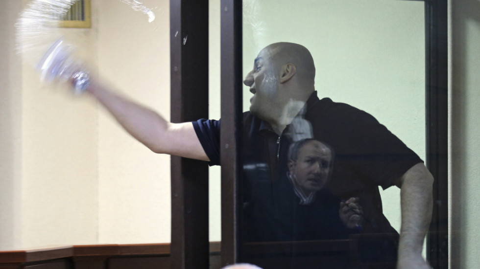 Lider gruzijske opozicije osuđen na zatvorsku kaznu jer je vodom prskao sudiju