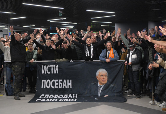 Željko Obradović stigao iz Atine u Beograd, navijači mu priredili doček na aerodromu: "Željko, ostani"