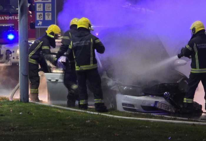 (FOTO/VIDEO) Zapalio se automobil kod Sava centra, gužve na Gazeli