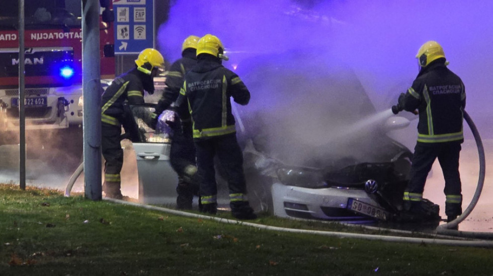 (FOTO/VIDEO) Zapalio se automobil kod Sava centra, gužve na Gazeli