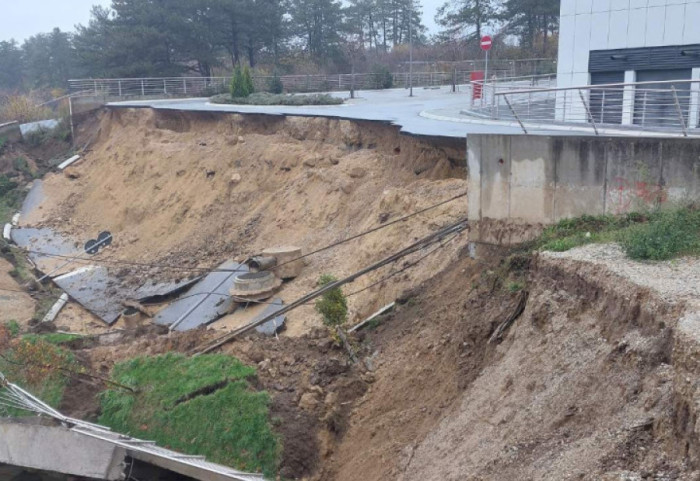 (FOTO/VIDEO) Obrušio se deo saobraćajnice u Kragujevcu: Nema povređenih, na terenu građevinski inspektori i policija