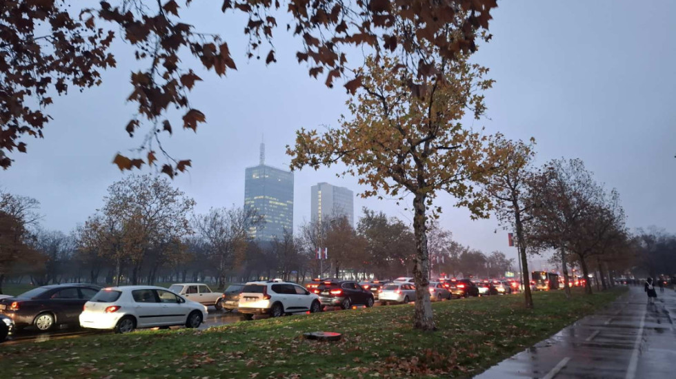 (FOTO/VIDEO) Saobraćajni kolaps na Novom Beogradu, vozila mile na Gazeli