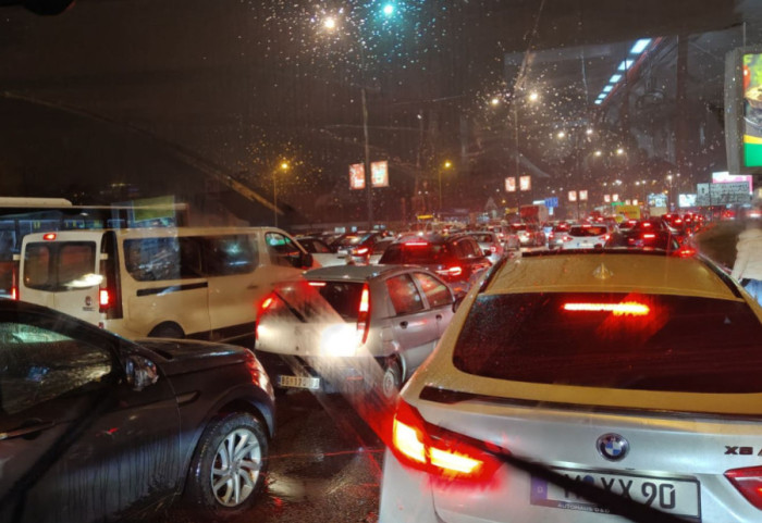 (FOTO/VIDEO) Saobraćajni kolaps na Novom Beogradu, kolone vozila i na Gazeli, Slaviji i Autokomandi