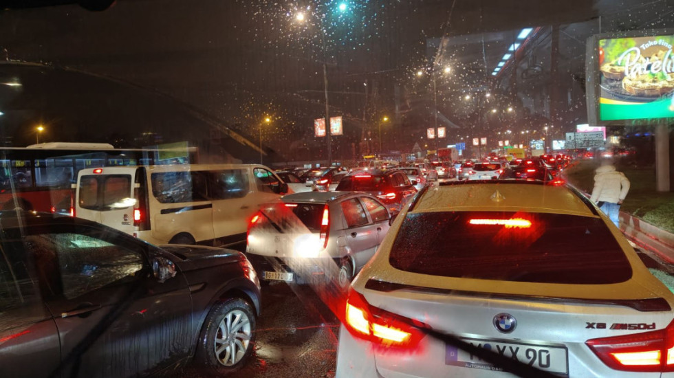 (FOTO/VIDEO) Saobraćajni kolaps na Novom Beogradu, kolone vozila i na Gazeli, Slaviji i Autokomandi