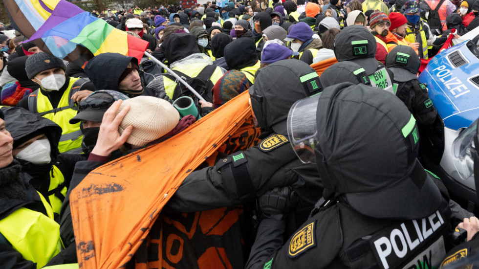 (FOTO) Hiljade demonstranata u Nemačkaj zbog AfD: Policija upotrebila vodene topove, blokiran auto-put